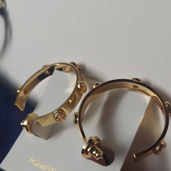 Authentic Tory Burch GolD Milgrain Logo Hoop Earring - Picture 4 of 7